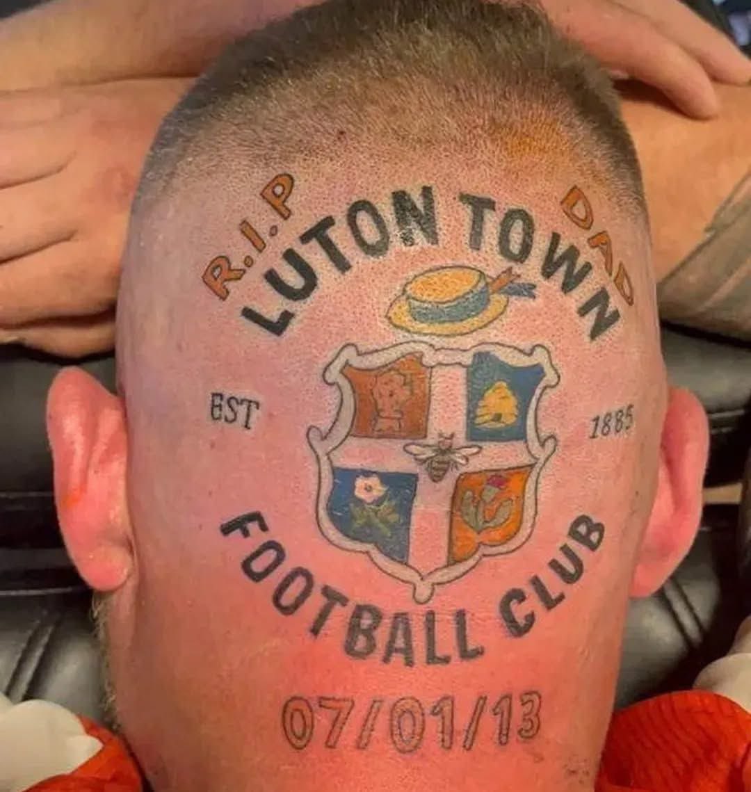FBAwayDays's tweet photo. Mike Hyde, a Luton Town fan born and raised, promised his father he would tattoo the club's crest on his head if they ever reached the Premier League.

"I was 16 and my dad and I were sitting in our local pub watching Luton play in 2002. I said to my dad 'when Luton get to the Premier League I'm going to get the crest tattooed on my head' and of course he said 'I don't think so. It's never going to happen in either of our lifetime, son."

His dad died 10 years later, but he kept his promise to him. 

Absolutely quality! ❤️