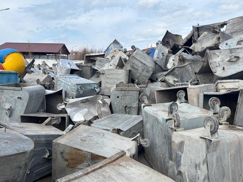 Edremit Belediyesi Çöp Konteynerleri İçin Yeni İhale Açtı

Edremit Belediyesi, güvenlik gerekçesiyle kayyım yönetimindeki Van Büyükşehir Belediyesi'ne ait araçlar tarafından toplanan çöp konteynerlerinin yerine, 628 adet yeni konteyner alımı için ihale açtı.