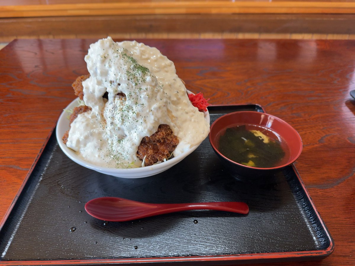 小山市　#喜作本店　さん❗️
日替キノコパスタにグッと惹かれたけど、日々恋焦がれてたタルタルチキン丼とカツ丼に、
あぁぁ旨い今日の自分にはベストな選択😋最高な食事ありがとう🙏🏻🙏🏻