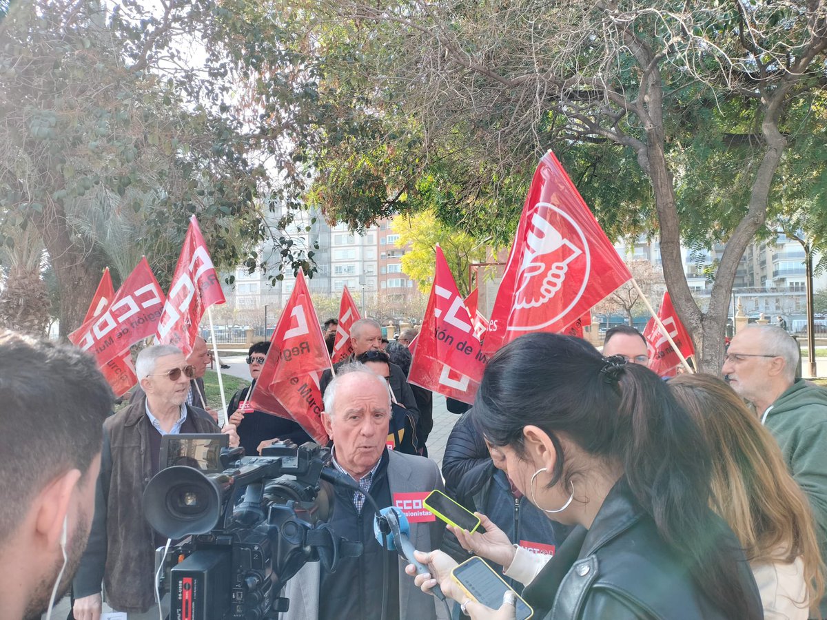 CCOOPENSIORM's tweet photo. Concentración ante la Delegación de Hacienda de #Murcia  para exigir la devolución de las cantidades cotizadas a las mutualidades. @pensCCOO @CCOORM https://t.co/EpiP2iOw7s