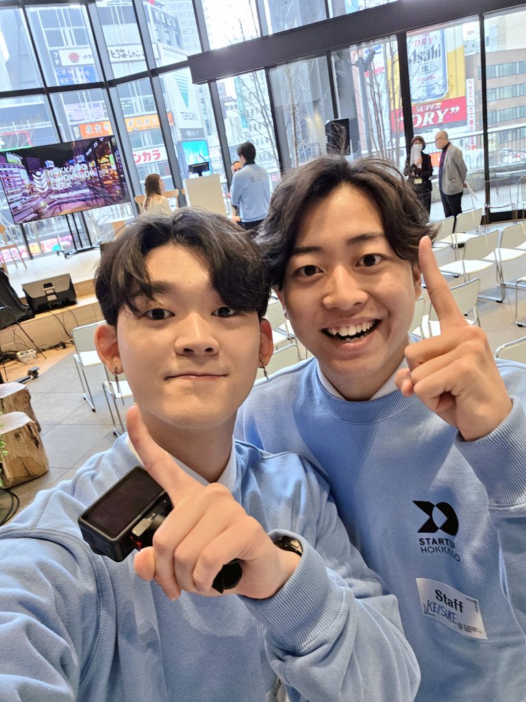Roots_hak's tweet photo. HIW in SAPPRO 
2日目! 
今回はCOCONO SUSUKINOで開催 されたHIWのボランティアに参加しま した☀
 北海道の企業や、海外のスタートアッ プ企業などが参加し、スピーチやピッチを行いました 🙌✈
参加者の熱い思いを感じ、たくさんの 刺激を受けました🔥
ありがとうございました!! https://t.co/DnkeqXlQNc