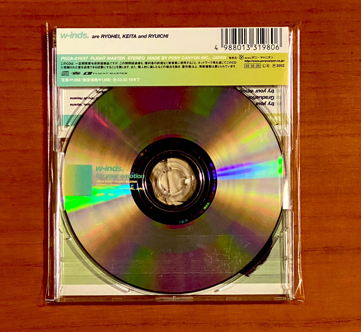 astromaniax26's tweet photo. 本日で発売から23年！

2002年2月20日 発売

【try your emotion/w-inds.】

告知ポスターとCD

オリコン最高2位

カラオケで高くて
血管切れそうになる笑

#winds
#tryyouremotion
#4thシングル
#マキシシングル
#フライトマスター
#ポスターとCD https://t.co/Gjc7vE8pbx