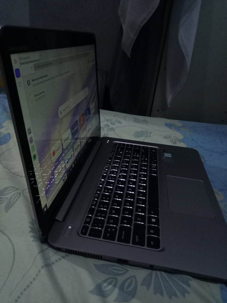 infinesmen's tweet photo. #WTS #WantToSale 
Laptop Elitebook, touchscreen, backlit, body slim tipis, ringan
no minus
Processor : Intel(R) Core-i5-6300U(Gen 6) CPU 2.40GHz
GPU : intel (R) HD Graphics 520 Family 
Ram : 8GB
Rom : 128 GB (SSD)
Layar : 14 Inch Full HD (1920x1080)
#zonauang https://t.co/gnZAu9dlZU