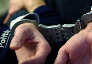 🚨Vorige vrijdag werden, dankzij een alerte wandelaar die <a href="/pzvlas/">Politiezone VLAS</a> alarmeerde 📞2 drugdealers  opgepakt na een korte achtervolging thv het nieuwe stadspark Vlasakker in Kortrijk. Er werd zo’n 30 gram cannabis gevonden,  in aparte zakjes, klaar voor verkoop.
pzvlas.be/nieuws/article…