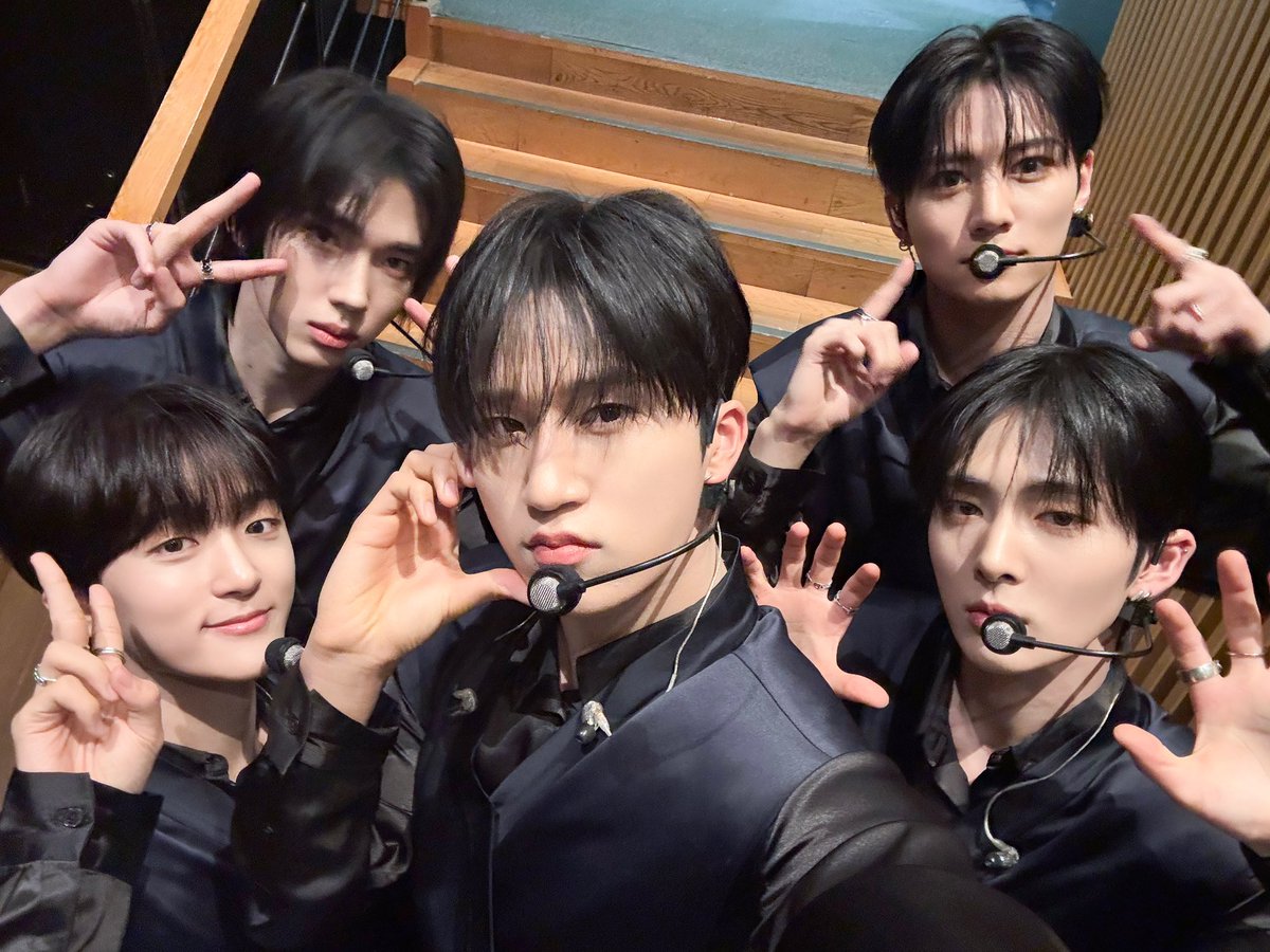 [📸] 250220 Mnet <#엠카운트다운>

꽃처럼 피고 지는 여정의 시작인
나비 첫 무대! 다들 잘 보셨나요? (*ˊᵕˋ*)ﾉ
이번 활동도 잘 부탁해요 러베이트! 💗

#루네이트 #LUN8
#나비 #Butterfly