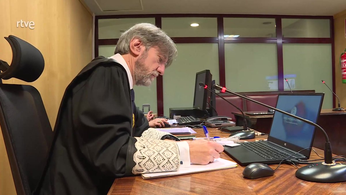 AQHT_TVE's tweet photo. Es @cjgalan y es magistrado de lo social
Hemos pasado un día con él
para ver de cerca cómo es su trabajo 👨⚖️
Y le hemos tratado de tú y no de señoría
⚖️Él decide sobre despidos, ERE,
acoso laboral o indemnizaciones…
¿Quieres conocerle?👇
▶️https://t.co/JqcB3vGGQW https://t.co/EC7T07sRJG
