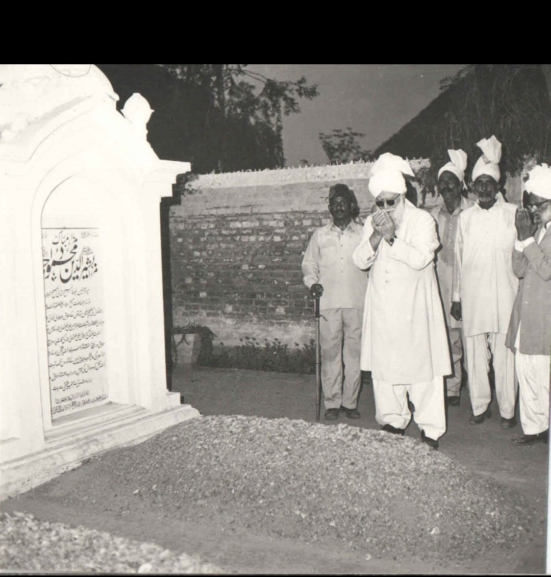 AmtulHafeez1970's tweet photo. @Qadian_India اے فضل عُمر تیرے اوصافِ کریمانہ
یاد آ کے بناتے ہیں ہر رُوح کو دیوانہ
•ہر روز تو تجھ جیسے انسان نہیں لاتی
یہ گردش روزانہ یہ گردش دورانہ
#MuslehMaudDay
#PromisedReformer
#Feb20
#مصلح_موعود
#فضل_عمر https://t.co/ig88smT0Dp