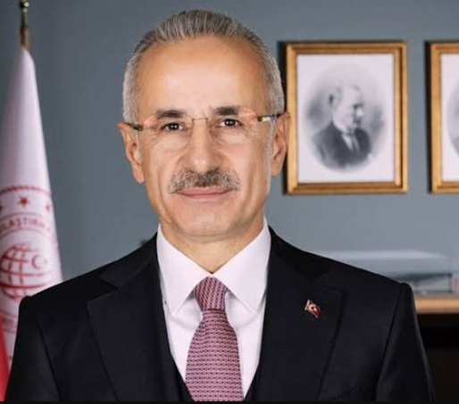 yirmiucderece's tweet image. Bu kotalarla mı?

Ulaştırma ve Altyapı Bakanı Abdulkadir Uraloğlu:

&quot;2026 yılında Türkiye genelinde 5G&apos;ye geçmiş olacağız, interneti 10 kat daha hızlı kullanabileceğiz.

Statlarda da bu akşam Galatasaray-AZ Alkmaar maçında ilk denemesini yapacağız.&quot;

#GsvsAz