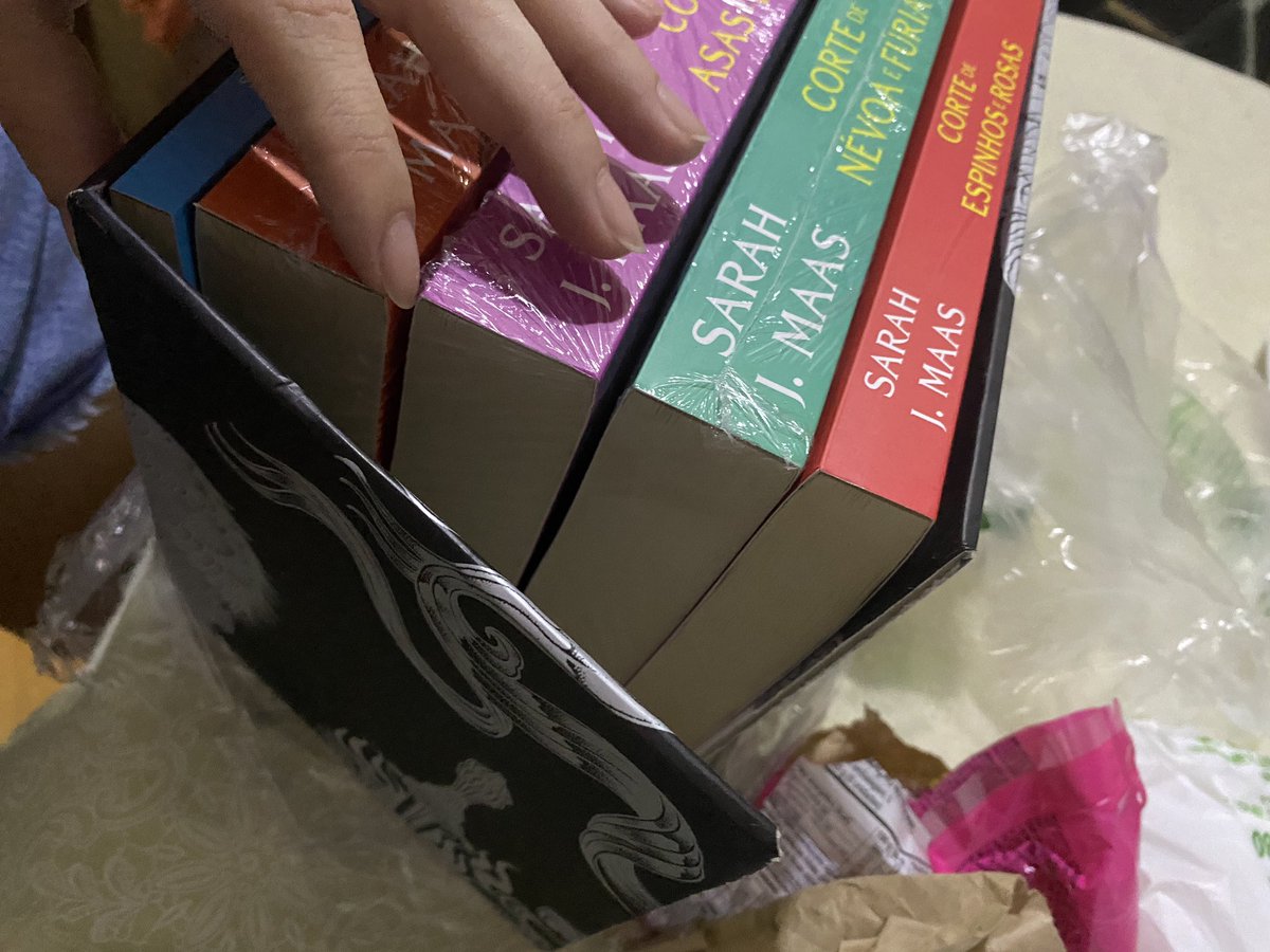 fernandneys's tweet photo. Comprei um box de livros q eu queria mt, a Amazon me entrega com o box nesse estado! Ai agora ou eu devolvo pra trocar e espero mais ainda pra ler ou eu aceito. To num desgosto q pqp! Só queria ler minha saga em paz 🥲 @amazonbrasil que sacanagem viu? https://t.co/eLd7TmaHiV