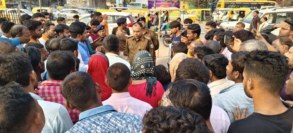 NasviIndia's tweet photo. On 20 Feb 2025, Patna’s Khazanchi Road vendors protested eviction without notice. Goods were seized despite the Street Vendors Act 2014. They demand written rehab plans before further action. #StreetVendorsRights #SaveLivelihoods #RightToWork #PatnaNews https://t.co/nvDxAcFGPi