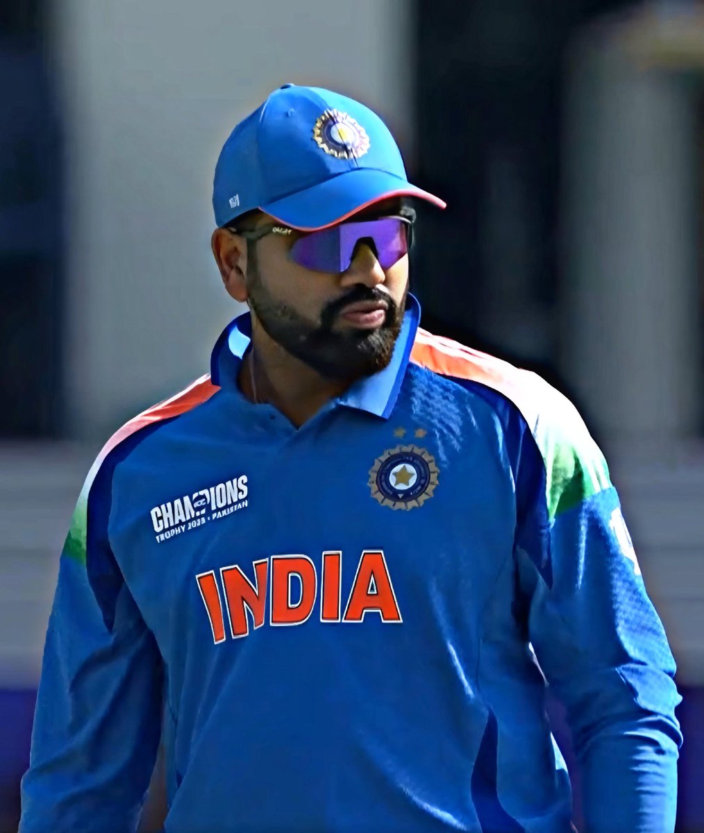 ImHydro45's tweet photo. Ravi Shastri said : I have seen Kohli dropping numerous important catches in the last 5 years but never seen him apologizing to bowlers with his folded hands. But Rohit is Rohit. He was more frustrated than Axar.

Rohit Sharma is their Elder Brother.❤️🙌 https://t.co/IvIss2y4VY