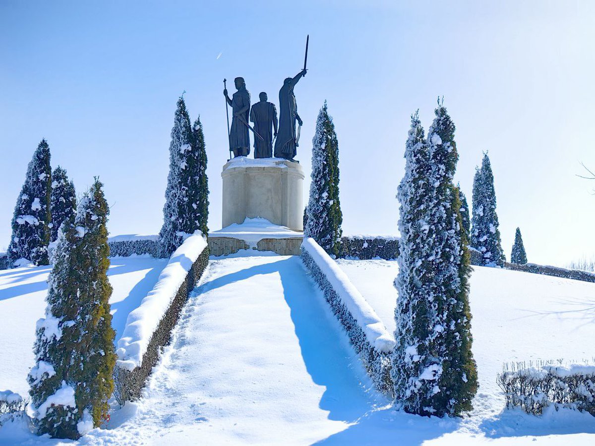 ParkHistorical's tweet photo. ❄️ Приказно снежни мигове в Исторически парк! ❄️

Само градящият човек може истински да се наслади на ж��вота – и ние продължаваме да създаваме за вас едно място, където историята, красотата и уюта се сливат в едно.

Очакваме ви! ✨ https://t.co/TlNpaIQXpo