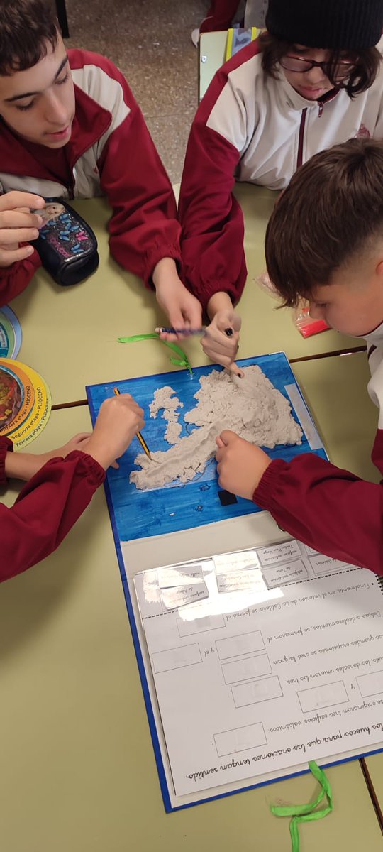 Ciencia a lo Grande🚀de <a href="/ULL/">Universidad de La Laguna</a> <a href="/tfjovenyeduca/">Tenerife Joven y Educa</a> <a href="/MuseosTenerife/">Museos de Tenerife</a> sigue con sus intervenciones escolares en el CPEIPS Rodríguez Alberto🏫

Participaron 21 escolares de 5º y 6º de primaria y trabajaron la Historia Geológica de Tenerife🌋mediante el libro interactivo "Entre volcanes"🇮🇨