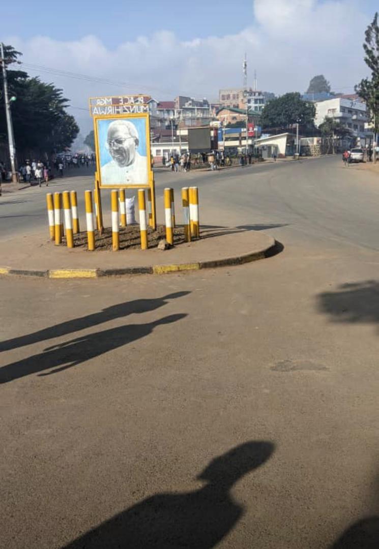 Visiblement, la démocratie copiée aveuglément n'était pas du tout la meilleure option pour notre cher et beau pays la #RDC ! Aujourd'hui, le 20 février 2025, le M23 a demandé à la population de #Bukavu de faire le Salongo. C'est très curieux de constater le niveau de mobilisation