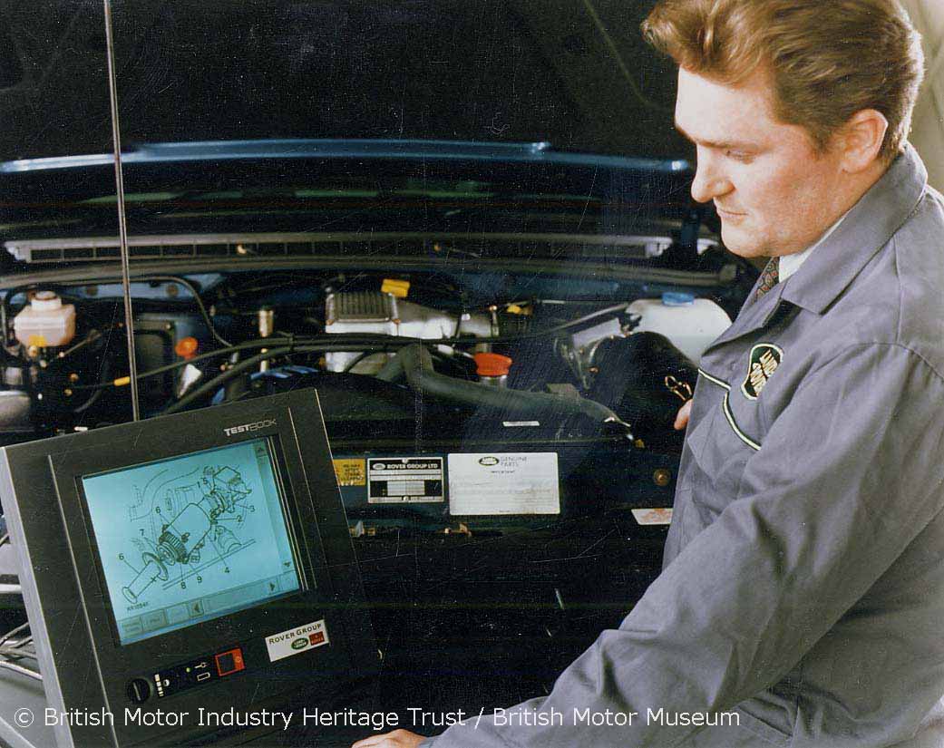 Half-term at the #Museum has been focusing on all things technical, so in keeping with that theme today's #Photograph from our #Archive features a #LandRover Testbook, a notebook computer that served as a diagnostic tool for technicians. 👨‍💻🧰