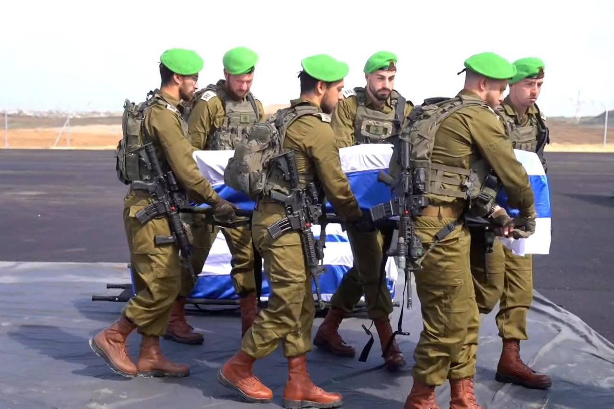 Israel_Avia's tweet photo. Soy israelí. Nací y crecí aquí, al igual que mis padres.
Hoy entendí definitivamente que no habrá paz con ellos.

No habrá paz con ellos porque secuestran niños y los asesinan.

No habrá paz con ellos porque después de hacerlo, culpan a Israel.

Porque llaman “prisioneros” a una madre y a sus dos hijos secuestrados.
Porque organizan una “ceremonia” con música festiva cuando entregan sus cuerpos.
Porque llevan a sus propios hijos a presenciar ese espectáculo.

Si alguna vez tuve dudas como israelí nacida aquí, hoy ya no las tengo.
No habrá paz con ellos.
