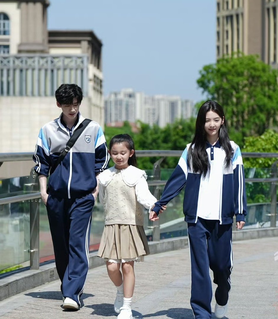 lilszh's tweet photo. sang yan, little sang zhi and wen yifan

#baijingting #zhangruonan #thefirstfrost https://t.co/8bmCwMVheH