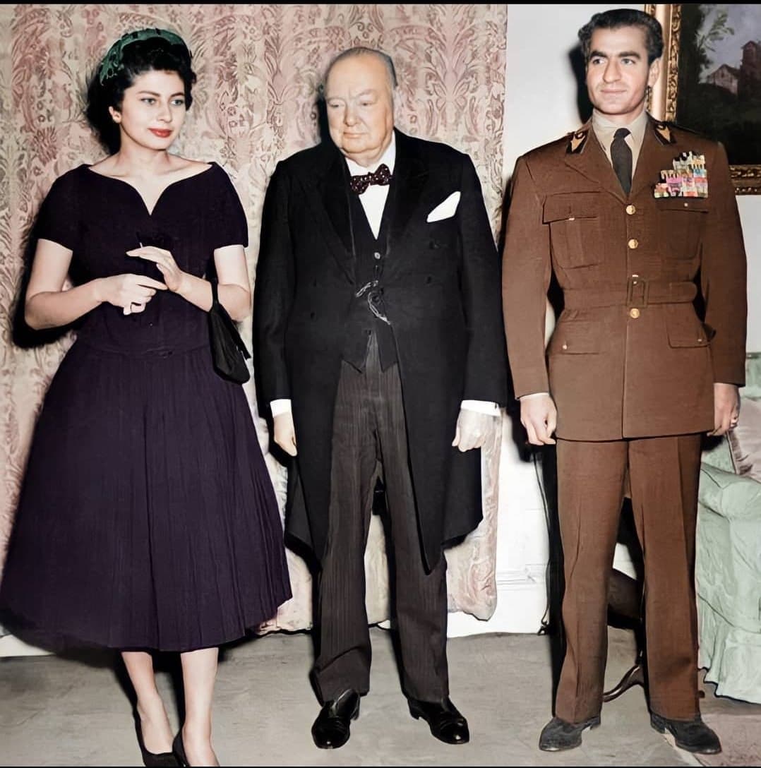 YaarGhadimi's tweet image. شاه و شهبانو، فوتبالیست و بازیگر نیستند که بهشون میچسبید. باید در ارتباط با اونها پروتکل‌های خانواده سلطنتی رو رعایت کنید:

۱- نباید برای دست دادن پیشقدم بشید. اول شاه و شهبانو باید دستشون رو دراز کنند.
۲-نباید با شاه و شهبانو سلفی بگیرید، مگه اینکه خودشون پیشنهاد بدن.

۳-عکس…