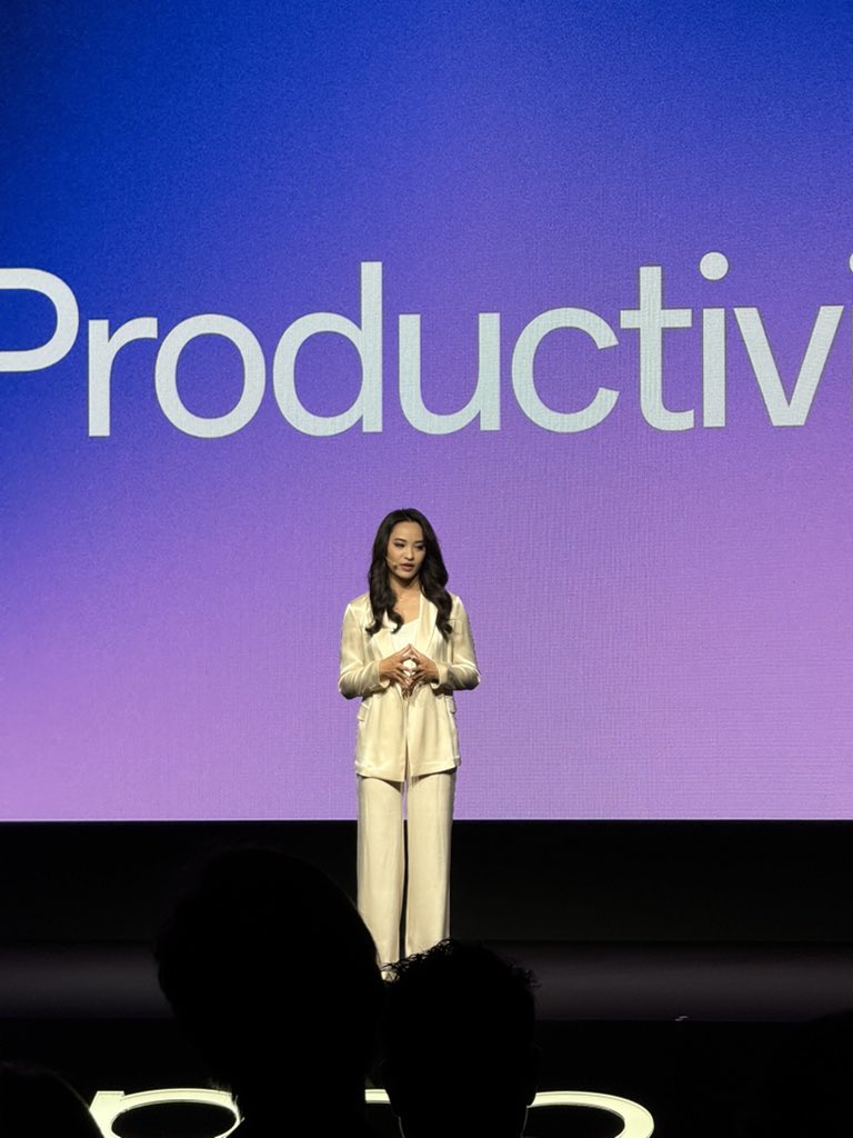 michaeljosh's tweet image. Hello from Singapore. Tonight, @oppo launches the world’s thinnest foldable — the Find N5. I’ve got lots of content dropping real soon… #OPPOFindN5 #SlimYetPowerful