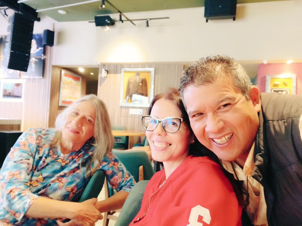 Ayer desde <a href="/hardrockcafeccs/">Hard Rock Cafe Caracas</a> con las bellas <a href="/carmeLaLongo/">CarmeLa Longo</a> <a href="/VanesitaAlves/">Vanesita</a> <a href="/carlosrojasp/">Carlos E Rojas B</a> #ruedadeprensaKikeCorrea by <a href="/JotaErreMedios/">Jota Erre</a>