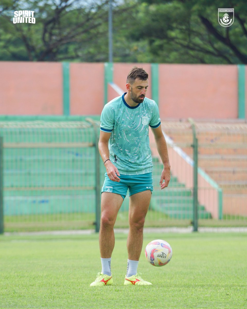 gresikutdFC's tweet photo. ๐ข๐ณ๐ณ๐ถ๐ฐ๐ถ๐ฎ๐น ๐ง๐ฟ๐ฎ๐ถ๐ป๐ถ๐ป๐ด
Final training before the crucial match! ๐ณโ๏ธ๐
#GresikUnited #LaskarJokoSamudro #SpiritOfUnited #OfficialTraining #PSBGRS https://t.co/cu2hcOVkug