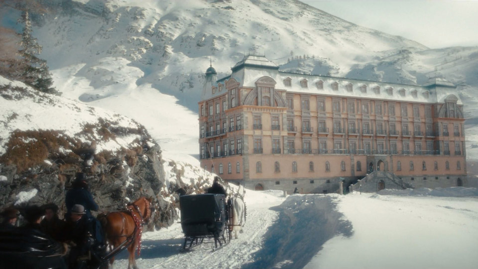 📺#WinterPalace : dans les coulisses d’une production franco-suisse
👉cnc.fr/series-tv/actu…
La première série suisse produite par <a href="/netflix/">Netflix</a> est une coproduction  française, développée avec la société Oble Studios. Son cofondateur, le producteur <a href="/BrisboisHugo/">Hugo Brisbois</a>, nous explique