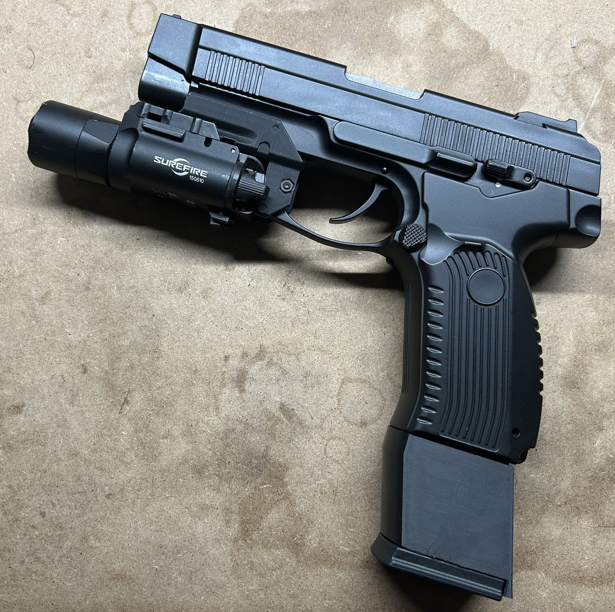 GDR706's tweet photo. ついにできましたマガジンエクステンションの試作品、つかもう完成でいいんじゃないかなこれ!?
これからゲームで使ってみてあからさまな不具合なければ完成!
作成はきし(@hekoming2 )様!ここまでありがとうございます!!もう少しお付き合いください!
つかフル装備443カッコよすぎん?
#MP443 https://t.co/LJv9YtjaAa