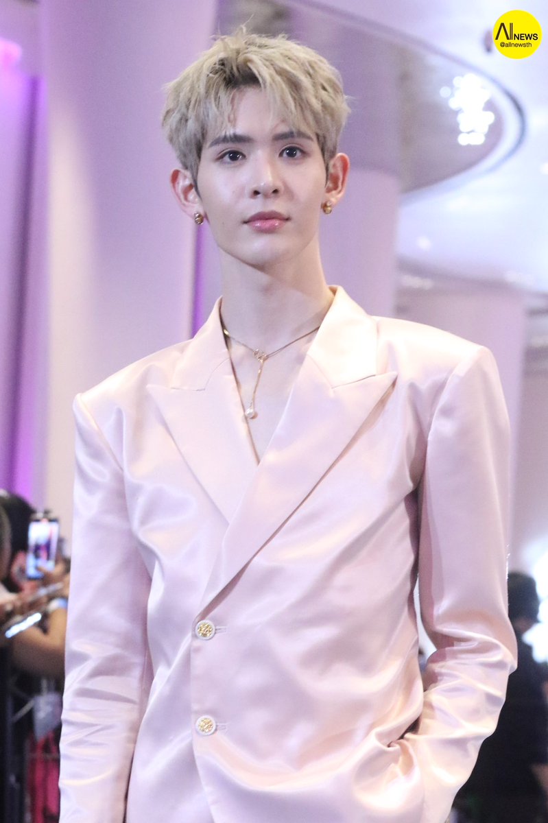 AllNews_th's tweet photo. "เจมส์ ศุภมงคล" ร่วมเดิน Glow Carpet ในงาน DMD LINE UP 2025+ “𝗚𝗟𝗢𝗪 𝗨𝗣”
press conference

DMD GLOW UP 
GLOW UP WITH JAMESSU
#JamesSu
#DMDLINEUP2025
#domunditv #mandeework https://t.co/S6sazmj7h0