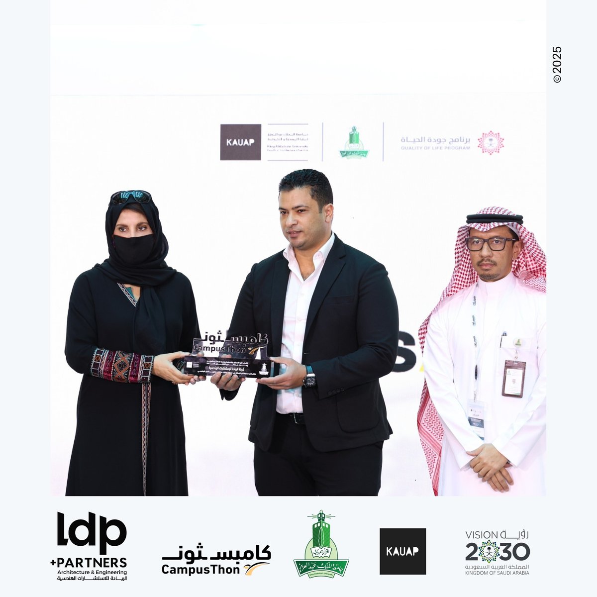 قد تشرفنا برعاية فعالية #كامبسثون والإسهام في تعزيز الابتكار والتنمية المستدامة داخل #جامعة_الملك_عبدالعزيز،  حيث ان توجهنا الدائم  قائم علي تقديم حلول مبتكرة و رؤيتنا الأساسية هي دعم و تمكين المدن الجامعية من خلال التصميمِ  والتعاون الاستراتيجي.  

 نحنُ ندعمُ الجيل القادم من