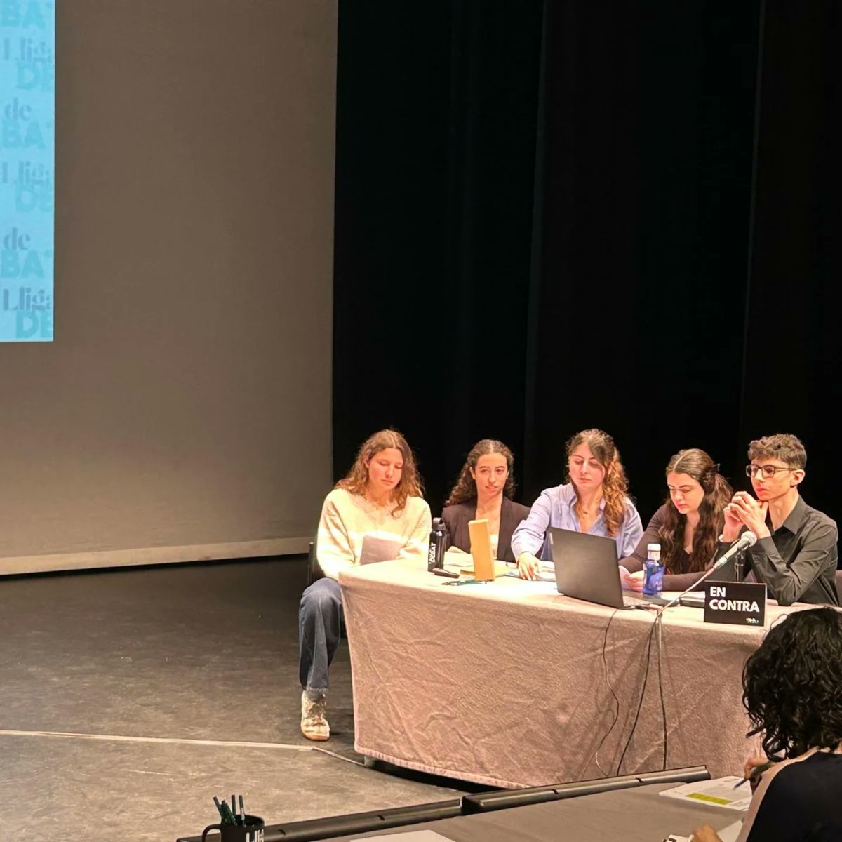 L'alumnat de 4t d'ESO i 1r de Batx van participar a les #JornadesDeDebat de la <a href="/XarxaVives/">Xarxa Vives d'Universitats</a> celebrades a la <a href="/UABBarcelona/">Universitat Autònoma de Barcelona</a>. Van debatre entorn el tema: "És el culte al cos una amenaça per la salut?". L'equip va obtenir el 2n lloc en la classificació de la fase local. Enhorabona!!