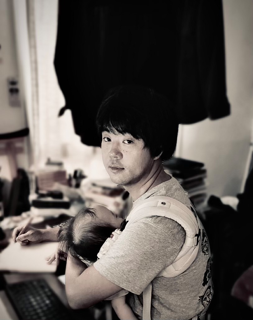 【異変クリエイター2組、追加参戦決定！】
『嘘の本屋』のコラボ異変クリエイターが2組追加参戦です！
クリエイター考案の異変も紛れこんでいます。

■コラボする異変クリエイター■
●なぞのデザイナー
2019年から活動を開始。