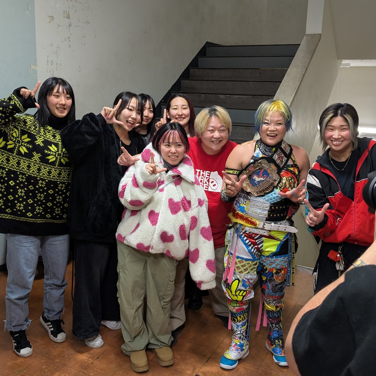 kakutolog's tweet image. メイン後に、この大会を南側スタンド最後列で観戦していた長与千種らマーベラス勢がバルコニー登場。

バックステージでもパッショ〜ン!!

#Marvelouspro #pw_mg 後楽園