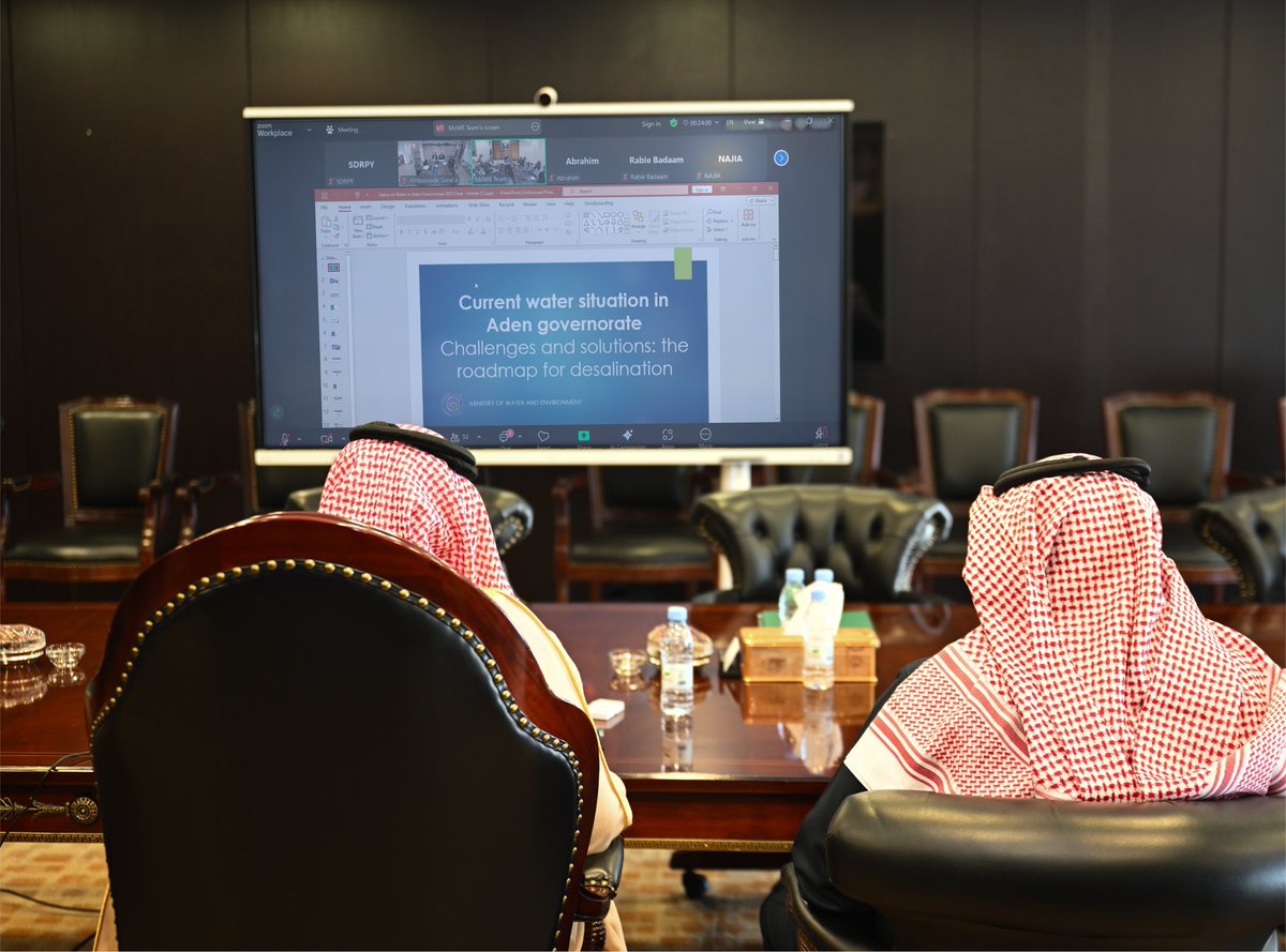 شارك سعادة المشرف العام على #البرنامج_السعودي_لتنمية_وإعمار_اليمن السفير محمد بن سعيد آل جابر في ندوة افتراضية حول: "تحلية المياه في #عدن والمناطق الساحلية: طريق محتمل للمضي قدماً لمعالجة أزمة مياه الشرب الحادة"، بتنظيم من سفارة هولندا في #اليمن بالتعاون مع وزارة المياه والبيئة