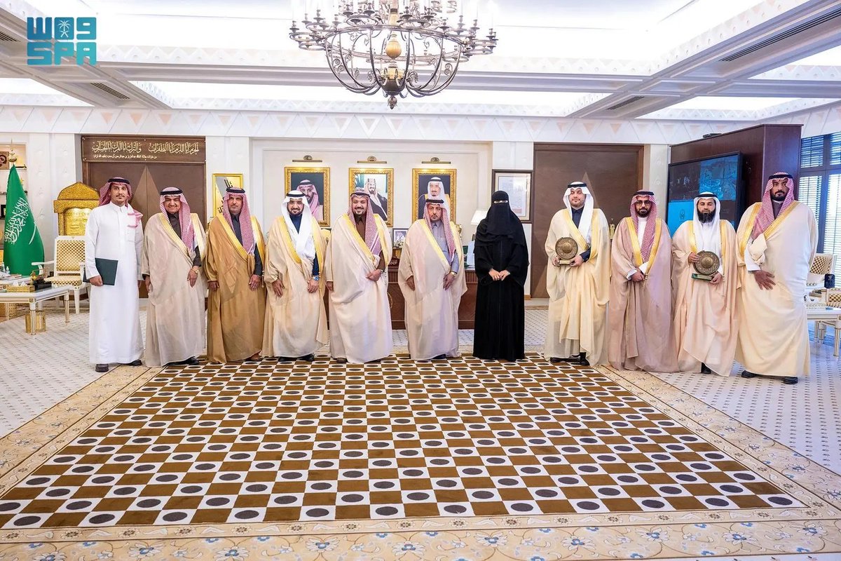 SPAregions's tweet photo. أمير القصيم يكرّم المشاركين بواحة الأمن في مهرجان الملك عبدالعزيز للإبل بنسخته الـ 9.
https://t.co/SyDFfoGb7L
#واس_عام https://t.co/p8jsYWxl74