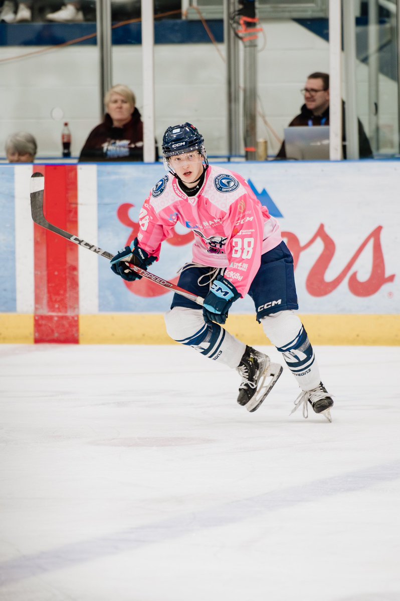 𝗖𝗢𝗡𝗚𝗥𝗔𝗧𝗨𝗟𝗔𝗧𝗜𝗢𝗡𝗦, 𝗞𝗬𝗟𝗘! 🤩

Solway Sharks would like to send a massive congratulations to forward, #88 Kyle Carruth after claiming his first EIHL point last night icing for the <a href="/ClanIHC/">Glasgow Clan 🏒🏴󠁧󠁢󠁳󠁣󠁴󠁿</a>! 🙌

We are all immensely proud of Kyle! 🩵