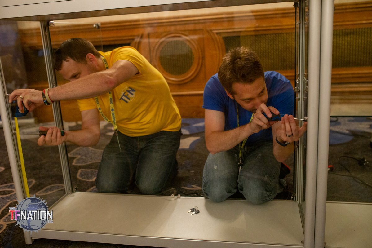 Some of you may think this convention malarkey is a glamourous affair and you're not entirely wrong, but lot of hard work goes on behind the scenes to make it happen.

(P.S. - Everyone hated building those cabinets. EVERYONE.)

#Transformers #TFNation #TFNationBackstage