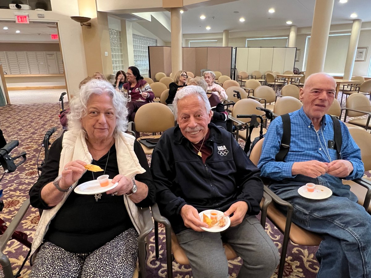 GurwinJewish's tweet image. Chef Genevieve led a cooking workshop, teaching our assisted living residents how to make crab rangoon—plus variations of this delicious appetizer. They enjoyed their handmade bites and ended with a fortune cookie treat! #AssistedLiving #SeniorFun #SeniorCare #Gurwin #Commack