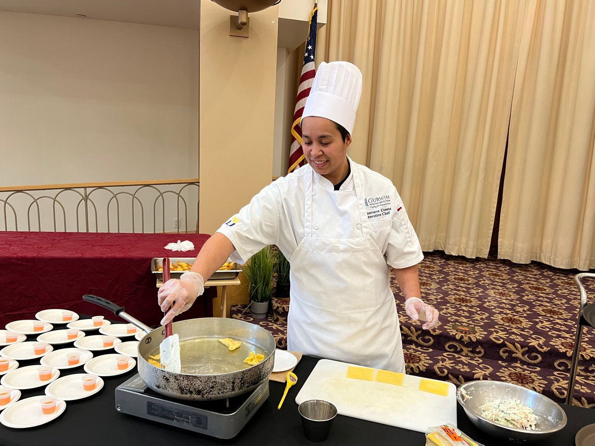 GurwinJewish's tweet image. Chef Genevieve led a cooking workshop, teaching our assisted living residents how to make crab rangoon—plus variations of this delicious appetizer. They enjoyed their handmade bites and ended with a fortune cookie treat! #AssistedLiving #SeniorFun #SeniorCare #Gurwin #Commack