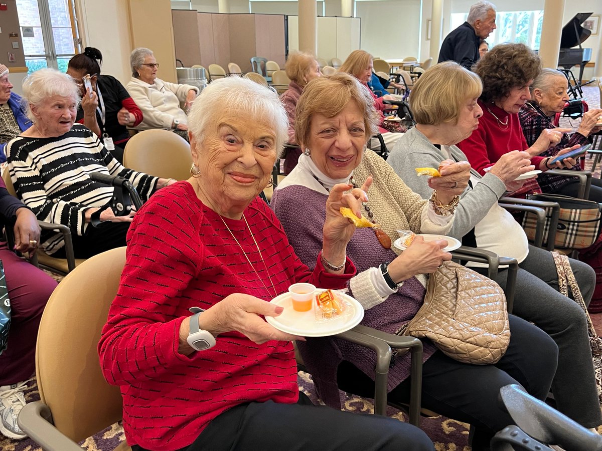 GurwinJewish's tweet image. Chef Genevieve led a cooking workshop, teaching our assisted living residents how to make crab rangoon—plus variations of this delicious appetizer. They enjoyed their handmade bites and ended with a fortune cookie treat! #AssistedLiving #SeniorFun #SeniorCare #Gurwin #Commack