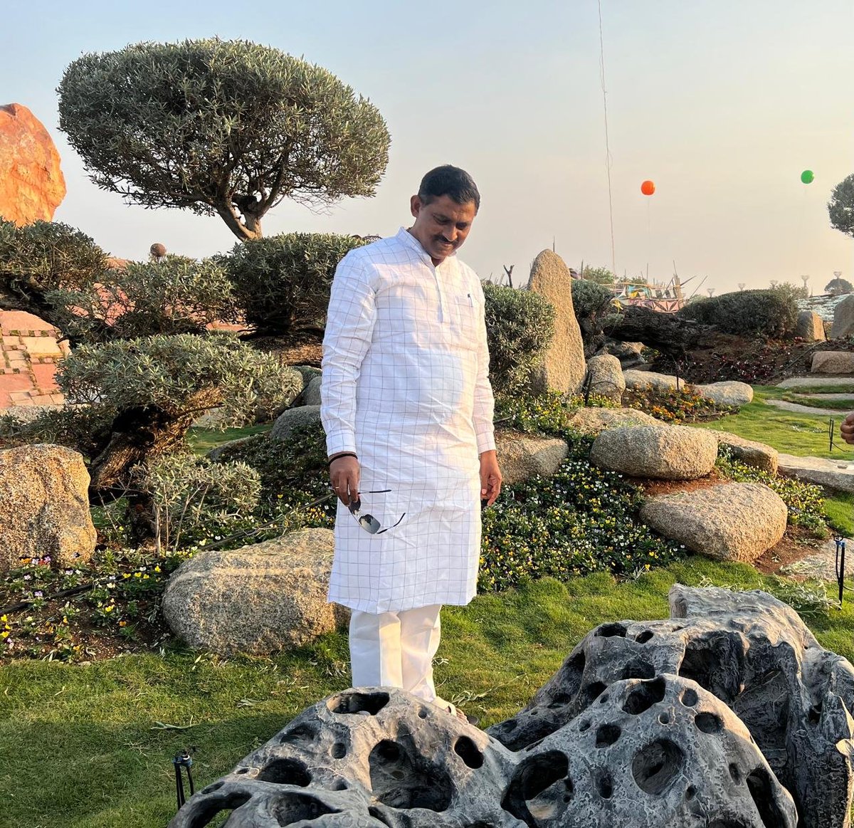 PMROffice's tweet photo. హైదరాబాద్ ప్రొద్దుటూరు లో నూతనంగా ప్రారంభమైన #Experium ని సందర్శించి రాత్రి అక్కడే బస చేసిన బిజెపి సీనియర్ నాయకులు శ్రీ మురళీధర్ రావు గారు https://t.co/MgN8T9FPA3