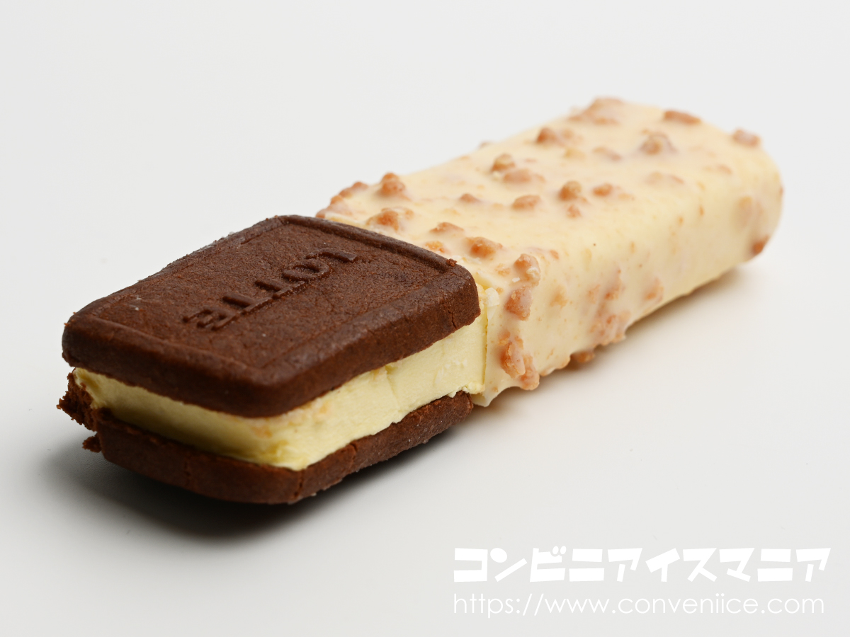 【セブン限定】うんまぁ～😍
なめらかでコク深いホワイトチョコアイスクリーム✨ザクザクのバタークッキークランチが散りばめられたホワイトチョココーティングと、しっとりココアクッキーが、アイスのおいしさを引き立てます！1個で2つ✌のアイスを楽しんでいるような贅沢な気分♪