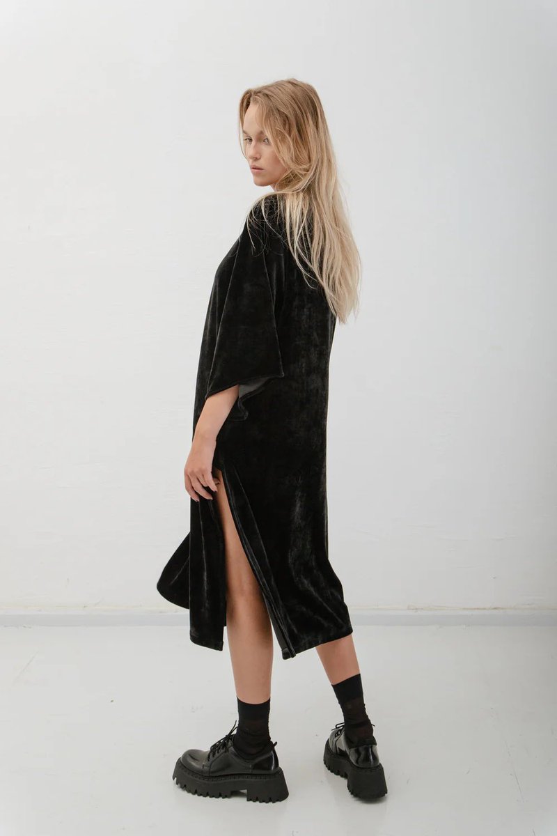 New! Kriss Soonik SS25
Ave Robe - Black
krisssoonik.theshop.jp/items/98442840