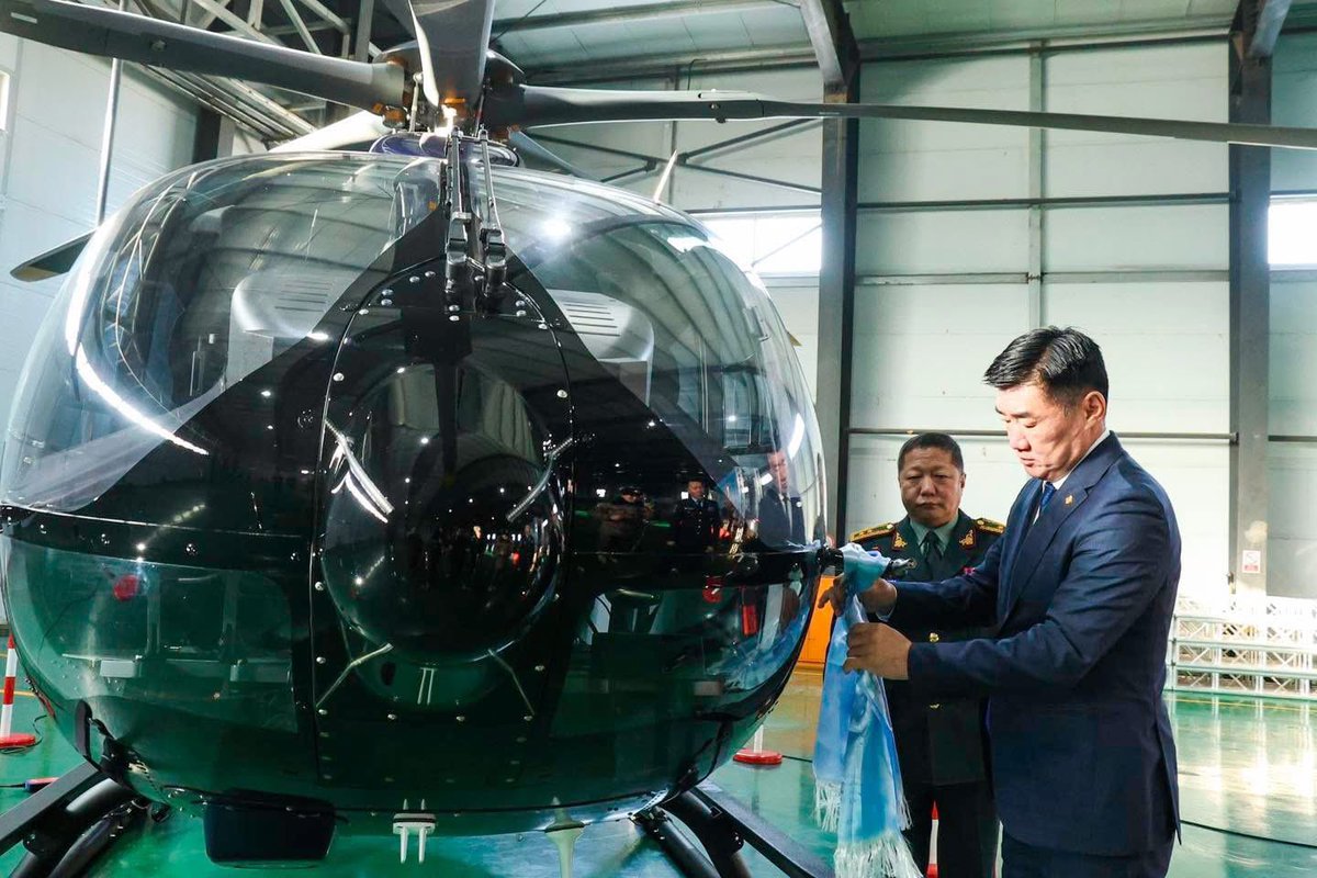 newswirmongolia's tweet photo. АГААРЫН ЦЭРГИЙН ЗЭВСЭГЛЭЛД Н145 D-3 ЗАГВАРЫН НИСДЭГ ТЭРЭГТЭЙ БОЛЛОО 🚁🚁🚁

Өнөөдөр Монгол Улсын Зэвсэгт хүчин нисдэг тэрэг үйлдвэрлэлээр дэлхийд тэргүүлэгч Эйрбас Хэликоптерс компанид үйлдвэрлэгдсэн, зорчигч тээврийн зориулалттай ЭЙЧ-145  загварын цоо шинэ нисдэг тэрэгтэй боллоо.

Энэ нь Монгол Улсад Нисэх хүчин үүсэж хөгжсөний түүхт 100 жилийн ойдоо барьж буй анхны том бэлэг болж байна.

Энэхүү нисдэг тэрэг нь орчин үеийн дэвшилтэт технологид суурилсан, ашиглалтын зардал багатай, цэргийн болон иргэний хосолсон хэлбэрээр ашиглах боломжтой зэрэг олон давуу талтай юм.

Барууны технологи бүхий Эйч-145 загварын нисдэг тэргийг Агаарын цэргийн зэвсэглэлд нэвтрүүлснээр агаарын хөлгийн техникийн засвар, үйлчилгээ, нисгэгч, нисэхийн инженерүүдийг сургаж бэлтгэх, тэдний мэргэжлийн ур чадварыг байнга нэмэгдүүлэхэд ач холбогдолтой билээ.

Цаашид шинэ нисдэг тэрэг нэмж аван, агаарын тээврийн чадавхаа нэмэгдүүлэх, одоо ашиглаж байгаа нисдэг тэрэгнүүдээ их засварт оруулан ашиглалтын хугацааг нь сунгах ажлыг шат дараатайгаар хэрэгжүүлэх болно.

Мөн Агаарын цэргийг хөгжүүлж, , алба хаагчдынхаа нийгмийн баталгааг хангах,  нисгэгч, инженер техникийн бүрэлдэхүүнийхээ тогтвор суурьшилтай ажиллах нөхцөл, боломжийг бүрдүүлэх, цалингийн шатлал, цэргийн цолны зэрэглэлийг ахиулах, нислэгийн цагийн хөлсний үнэлгээг нэмэгдүүлэх, орон сууцаар  хангах асуудлыг шийдвэрлэхэд онцгой анхаарна.

Хөх тэнгэр нь цэлмэг, 
Хөөрөлт, буултын тоо нь тэнцүү байг ээ.