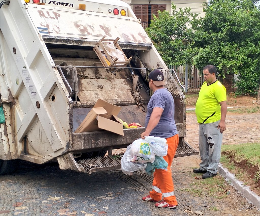 AsuDsu's tweet photo. 🚛 El equipo de recolección de basura domiciliaria, realiza su recorrido en los diferentes barrios 💪🚛
Poné #LaBasuraEnSuLugar https://t.co/UiDt5XRuAN