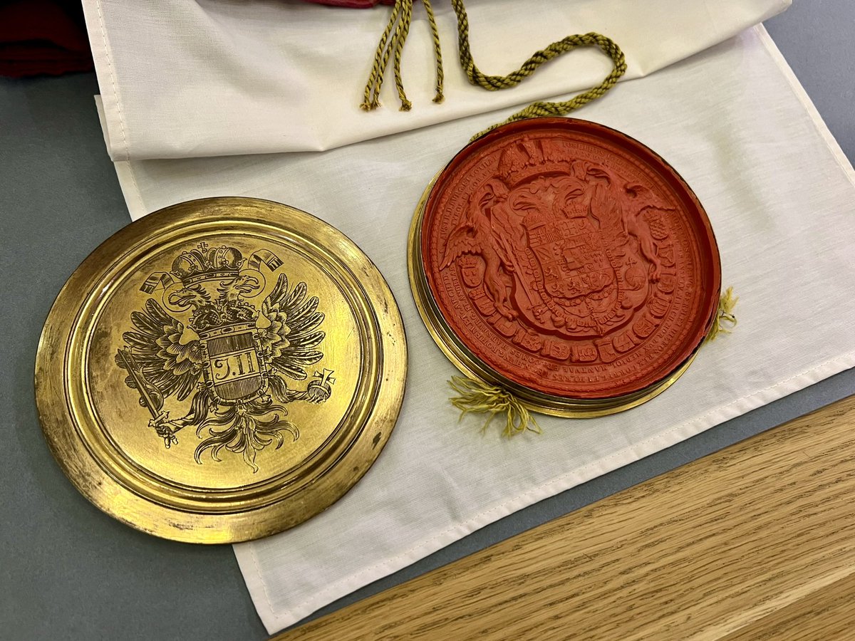 fred_manfrin's tweet image. Le 21 janvier, aux archives diplomatiques, j’avais pris ces magnifiques clichés du contrat de mariage de Marie-Antoinette et du futur Louis XVI. Eh oui, considéré comme un traité international…  Grande nouvelle : il est désormais en ligne !! ⤵️