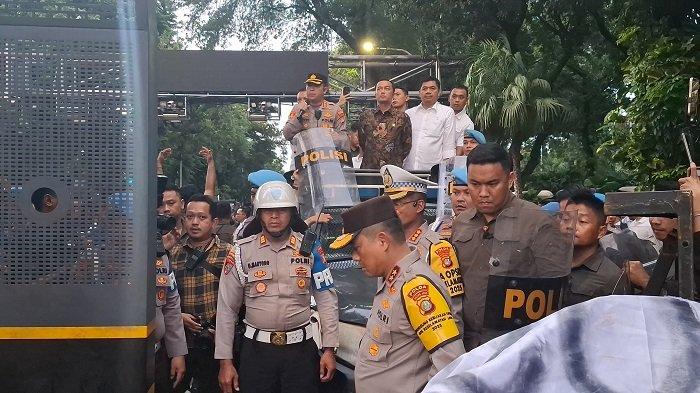 🚨 UPDATE AKSI #IndonesiaGelap - 20 FEBRUARI 2025 🚨

Menteri Sekretaris Negara, Bapak Prasetyo Hadi menemui teman-teman mahasiswa dan MENANDATANGANI MAP MERAH yang berisikan 17 Tuntutan Utama untuk kemudian disampaikan kepada Bapak Prabowo. 

Kawal terus, jangan lengah. 🙏