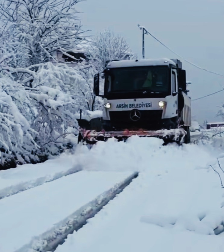 İlçemizde etkili olan kar yağışına karşı yol açma çalışmalarımızı aralıksız sürdürüyoruz.

Acil durum ihbarlarınızı 
0537 448 03 03 numaralı WhatsApp ihbar hattımıza mesaj göndererek veya 0462 711 30 25 numaralı telefondan bize ulaşarak bildirebilirsiniz.