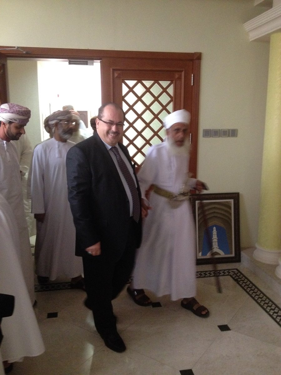 YAbouzakaria's tweet photo. عن  اللقاء بين العلامة الشيخ أحمد الخليلي مفتي عام سلطنة عمان وفقيه الأمة و  د.يحيى أبو زكريا  كتب الكاتب البحريني فريد أحمد حسن في جريدة الشبيبة  المقال التالي : 

لعلها المرة  الأولى التي يمتدح فيها معد ومقدم برنامج «أ ل م» بفضائية الميادين المعروف  بصراحته وثقافته الواسعة الجزائري يحيى أبو زكريا ضيفه ويعتذر بشدة عن  اضطراره لقطع الحوار لزوم الفاصل ويدعو المشاهدين وكل العالم إلى قراءة  مؤلفاته ولا يتردد عن دعوته إلى قيادة علماء المسلمين أملا في إخراج الأمة  من الغمة التي صارت فيها، ويعتبره الأمل. 

ولعل  هذا اللقاء هو الوحيد الذي لم يتردد فيه أبو زكريا عن التعبير عن دهشته من  غزارة علم ضيفه وصراحته وحرصه على توصيل الكلمة النافعة فاجتهد في أن  يستفيد من كل دقيقة من دقائق اللقاء الذي امتد إلى نحو ساعة ونصف الساعة .  ففي اللقاء الذي أجراه مع سماحة العلامة أحمد بن حمد بن سليمان الخليلي  المفتي العام لسلطنة عمان حرص أبو زكريا على إعطاء سماحته المكانة التي  يستحقها فوصفه بـ»فقيه العقلاء وعاقل الفقهاء» و»الخطيب الألمعي الذي ما  فتئ يدعو إلى عصمة دماء المسلمين» (للمفتي رسائل عديدة تدعو المسلمين إلى  الوحدة) .
ورغم حرص سماحة المفتي على عدم الدخول في  موضوعات سياسية كان أبو زكريا يأمل أن تكون أساس اللقاء ويحاول أن يجره  إليها إلا أن اللقاء لم يخل من حديث في أمور السياسة بسبب ارتباطها المعقد  بالدين وبما يجري اليوم في الساحة من خلط بين هذا وذاك ، ومن توظيف للدين  في السياسة ومن محاولة السياسيين اتخاذ الدين مطية .
في  هذا الخصوص قال الخليلي إنه لا بد أن تكون هناك سياسة من الحكام المسلمين  تهدف إلى جمع الشمل وتأليف القلوب فالأمة الإسلامية في أمس الحاجة إلى من  يخرجها من الضياع الكبير وأن الأمير أجير للأمة ومسؤول أمام الله وأن للبشر  أن يحاسبوه في الحياة وأن يحاسبه الله في الآخرة ، وفي هذا الخصوص أكد  سماحته أهمية التقارب بين المذاهب الإسلامية والدعوة إلى أن يكون العلماء  حكماء ويسعوا إلى نبذ الفرقة التي تعصف بالأمة مبينا أنه كلما حدث تفاهم  وتناغم بين الناس كلما أدى ذلك إلى الابتعاد عن الشقاق وتقليل الفجوة التي  تؤدي إلى الاقتتال ، ومؤكدا أهمية الابتعاد عن التعصب للمذهبيات؛ لأنها خطأ  مرفوض.
كثيرة هي الأقوال المهمة التي احتواها ذلك  اللقاء ، واللافت أن العمانيين حرصوا بسبب ثقتهم في المفتي وإيمانهم بما  تفضل به - على نشر أقواله ، التي هي في كل الأحوال مبادئ أساسية وتوجهات  دينية لا علاقة كبيرة لها بالسياسة ، عبر وسائل التواصل الاجتماعي فلخصوها  وتبادلوها بواسطة «الواتساب» وانتشرت في طول الوطن العربي وعرضه . 
صديق  عماني قال لي إن ما تفضل به سماحة المفتي في اللقاء هو بالضبط سياسة عمان  في نظرتها للأمور كافة ، فالسلطنة على سبيل المثال توفر الحريات لمواطنيها  ولكنها تدعوهم في الوقت نفسه إلى «التفقه في القرآن الكريم وليس التفقه في  فقه العلماء الذين كتبوا في السياسة الشرعية وفق ســـياسة الحكام» كما شرح  ذلك المفتي في اللقاء ، وأنها تعلي من شأن كل الفئات وتدعوها إلى الاعتزاز  بانتمائها إلى الإسلام لا إلى الطائفية وترفض إنتاج الفتنة وتعتبر أن مرده –  كما عبر المفتي – إلى الغباء أو إلى العمالة لمن يريد أن يفرق بين الأمة  ويتركها أوراعا مشتتة . 
ولأن «الانتماء إلى الطائفية  هو الذي عمق الهوة بين المسلمين وقسم هذه الأمة إلى أشلاء متفرقة» كما شرح  المفتي ، لذا فإن السلطنة تقف موقفا واضحا وصلبا ضد الطائفية وضد أي خطوة  من شأنها أن تؤدي إلى التمزيق ، ولهذا فإنها تقف على مسافة واحدة من كل  المذاهب وتلفظ كل قول قد يؤدي إلى التأثير سلبا في القلوب وفي جمع الشمل ،  ولهذا أيضا فإن السلطنة ترفض القتال إلا إن كان من أجل صد العدوان ، فالله  سبحانه وتعالى ينهى عن العدوان ويأمر بالقتال من أجل صده فقط . 
من  الأمور اللافتة في هذا اللقاء الأكثر من مميز حرص سماحة المفتي على تفادي  كلمة الإشراك ووصف المخطئين من المسلمين بها حيث قال نحن «نتفادى كلمة  الإشراك بقدر المستطاع» ، وهذه مسألة مهمة للغاية ، ذلك أن أحد أسباب  الفرقة بين المسلمين هو استسهال البعض تكفير البعض الآخر ، وهذا أمر ولله  الحمد غير موجود في السلطنة حيث لا يتم اللجوء إلى هذا الوصف .
دعوة  أبي زكريا لسماحة المفتي كي يقود عملية رأب الصدع بين المسلمين وجمع شملهم  وتوحيد كلمتهم إقرار بمكانة الخليلي وبغزارة علمه وصدق توجهه وإيمان  بقدراته في هذا المجال ، وهي دعوة تعبر أيضا عن أن سلطنة عمان تظل هي  السبيل الذي إن قصده القاصدون وصلوا عبره إلى ما ينشدون من حلول ، وفي هذا  الصدد من الأمثلة الكثير ليس أولها ما سهل على إيران والغرب التوصل إلى  حلول لمشكلة الملف النووي والذي تم بفضل دور السلطنة في تقريب وجهات النظر  وتسهيل عقد اللقاء المباشر بين الطرفين ، وليس آخرها الدور الذي لم تتضح  بعد كل تفاصيله فيما يخص وقف عمليات عاصفة الحزم وتقريب وجهات النظر بين  الفرقاء في اليمن.
سياسات متوازنة تنتهجها سلطنة عمان  هي نتاج نظرة عاقلة وفهم سوي للدين الإسلامي تحتاجهما المنطقة اليوم بشدة  ويحتاجهما الوطن العربي كثيرا ، فمثل هذه السياسات هي السبيل الذي يمكن أن  يوصل إلى الطريق الذي يأخذ كل ذوي العلاقة إلى ما ينشدونه .
لقاء الميادين مع المفتي يلخص سياسة السلطنة الداخلية والخارجية وإن عبر برنامج ديني .

* كاتب بحريني