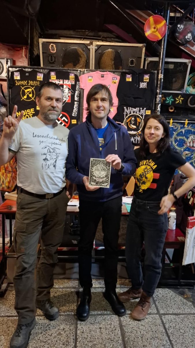 Náš Vilo a Kika sa stretli a porozprávali so spevákom Barneym z #NapalmDeath. Je to človek, ktorý podporuje eko a ľudskoprávne aktivity a #organizácie a kúpil si aj #strom vo Vlčej. Narýchlo sme na koncerte spravili aj infostánok. Ďakujeme za podporu.
kupsisvojstrom.sk