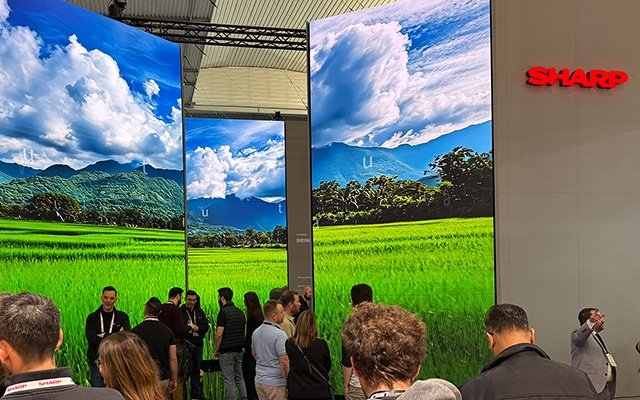 Like a window to our #Sharp new look, a 5-metre high, 3-segment, 440-inch #8K #LED installation welcomed visitors to the <a href="/SharpNEC_EU/">Sharp_NEC_Display_Solutions_Europe</a> booth at #ISE2025.
Find out more about our next-gen #energyefficient #dvLED: tinyurl.com/yck2zrty
#Sustainability #displaysolutions #videowall